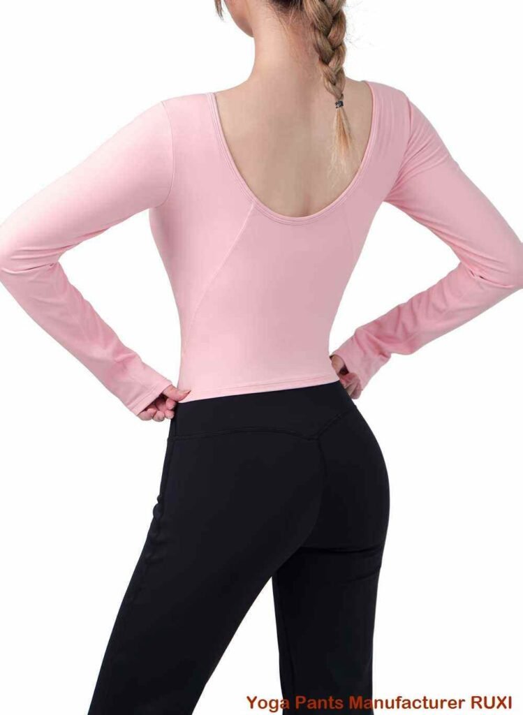 Tops de yoga que disimulan la barriga