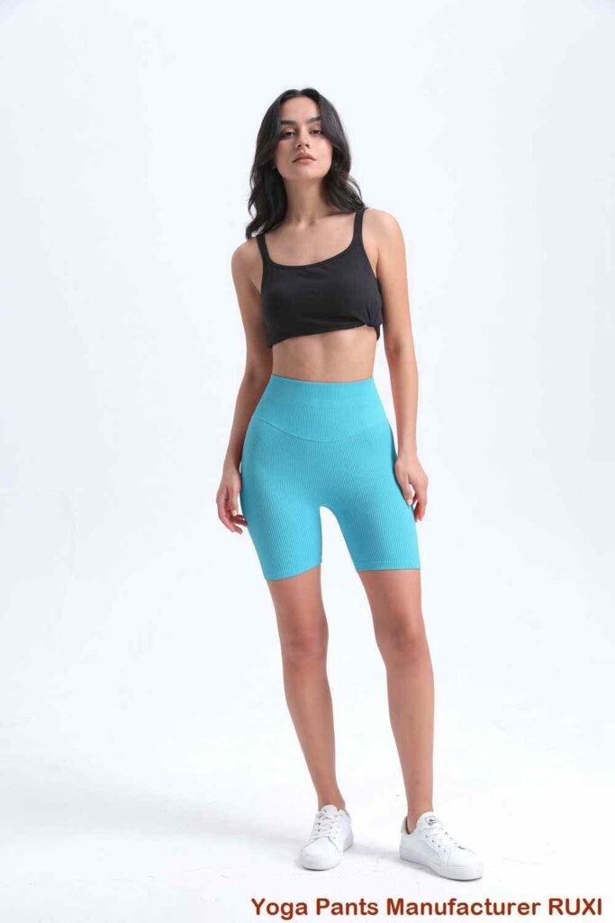 pantalones cortos y top de yoga