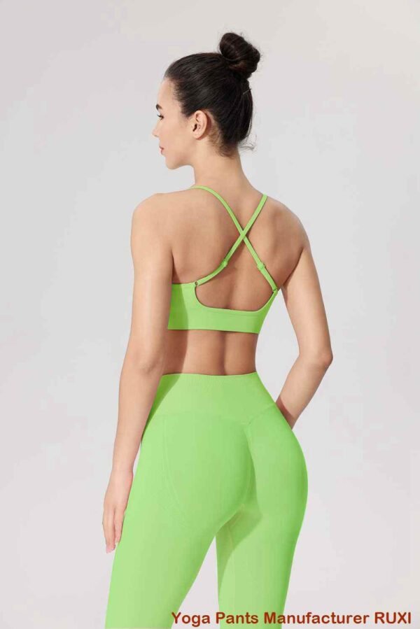 pantalones cortos de fitness en barra